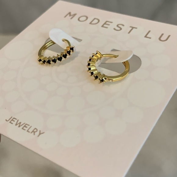 18K Gold Textured Crystal Huggie Hoop Earrings - Picture 6 of 6